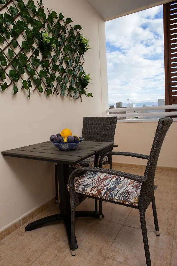 Apartment Apto Isa: Amplio Y Acogedor Apto De 75M Con Terraza, Aire Acondicionado Y Parking Gratuito Los Abrigos Spain